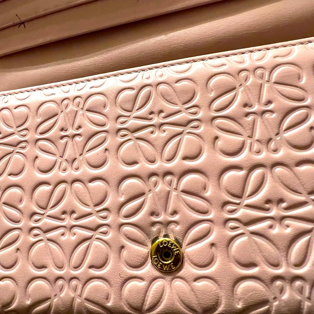 Loewe Women’s Long Continental Anagram Wallet in Light Pink. Gold tone hardware.